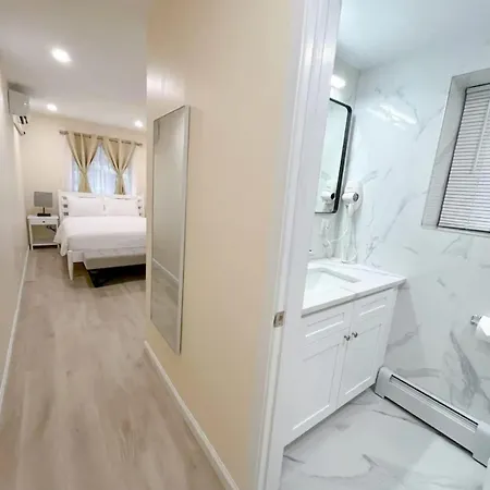 Chic Flushing Retreat, Newly Renovated Suites For Homestay New York