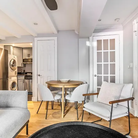 Charming 2bed 1bth Apt *