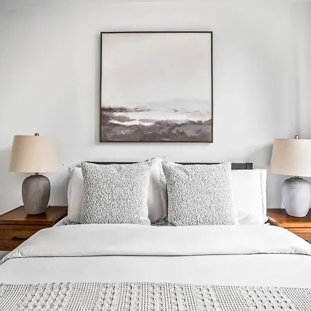Modern 2-br With Southern Views New York
