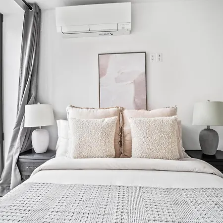 Apartment Modern 2-br With Southern Views *