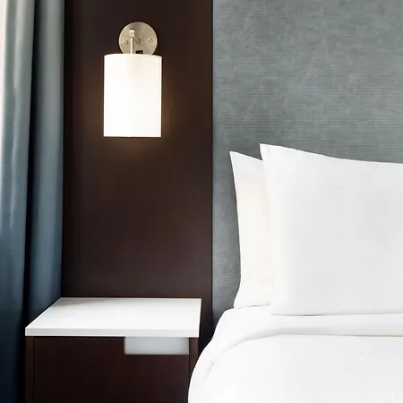 By Marriott Downtown Manhattan/world Trade Center Area 4*
