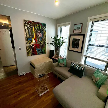 Apartment Fancy Subway Crossing Street - Location New York