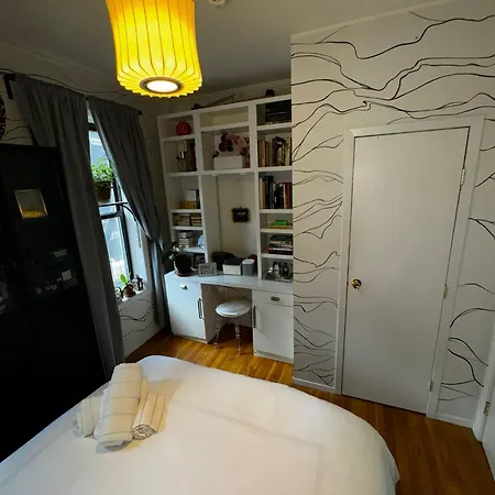 Fancy Subway Crossing Street - Location Apartment New York