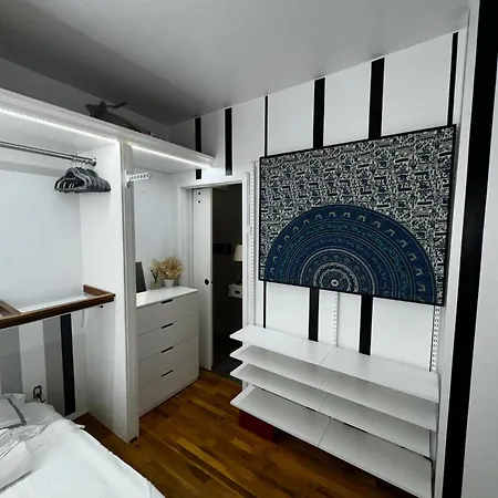 Fancy Subway Crossing Street - Location Apartment New York