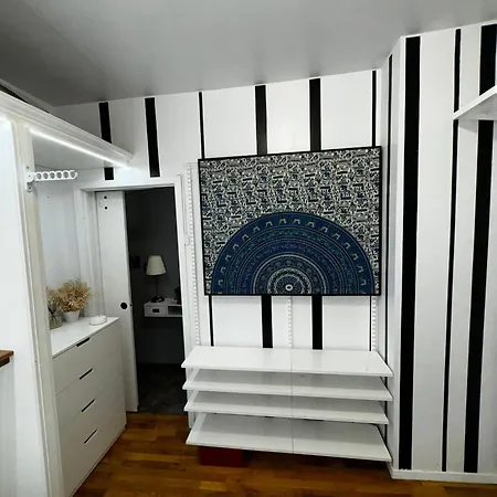 Apartment Fancy Subway Crossing Street - Location New York