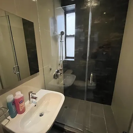 3 Bedroom, Central Location In Manhattan!! *
