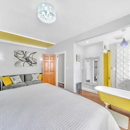 3 Bedroom Cozy Retreat With Large Backyard New York