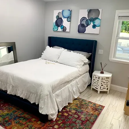3 Bedroom Cozy Retreat With Large Backyard * New York