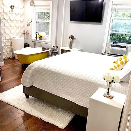 3 Bedroom Cozy Retreat With Large Backyard Apartment