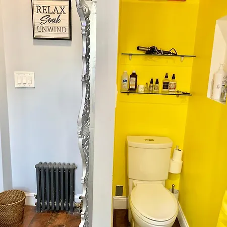3 Bedroom Cozy Retreat With Large Backyard Apartment New York