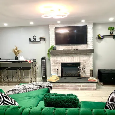 3 Bedroom Cozy Retreat With Large Backyard Apartment *