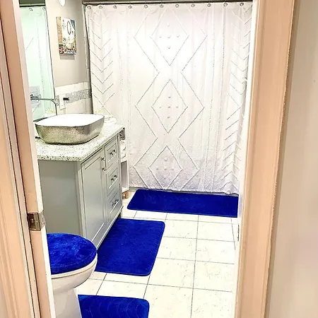 3 Bedroom Cozy Retreat With Large Backyard New York
