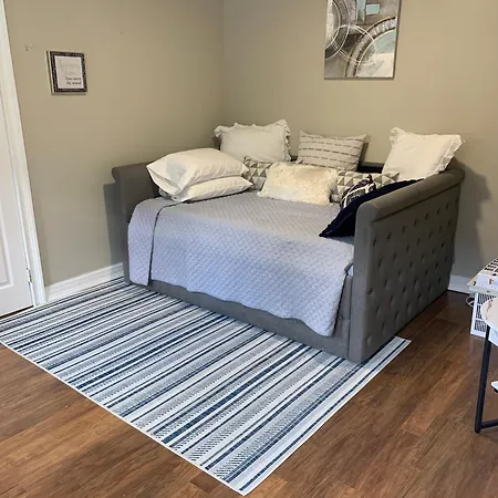 3 Bedroom Cozy Retreat With Large Backyard *