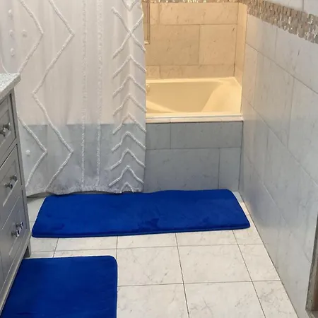 Apartment 3 Bedroom Cozy Retreat With Large Backyard New York