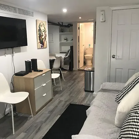 25-30 Mins To Times Sq! Apartment