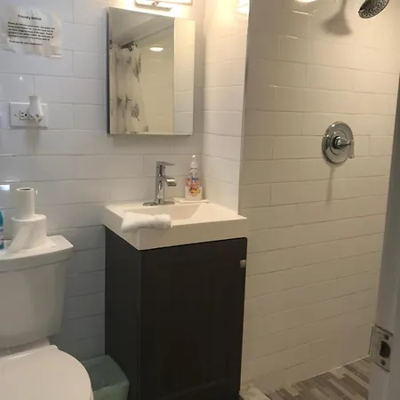 25-30 Mins To Times Sq! Apartment