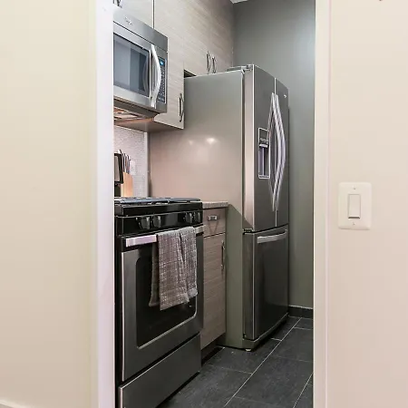 Stunning One Bd At East Side Apartment