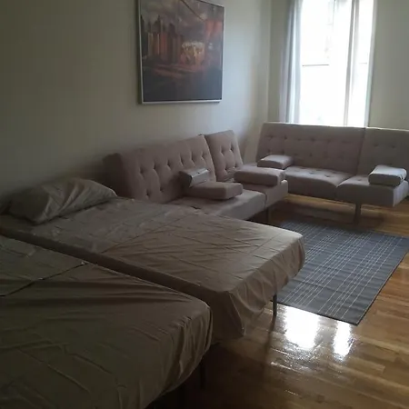 Apartment Large One Bedroom With Cozy Backyard
