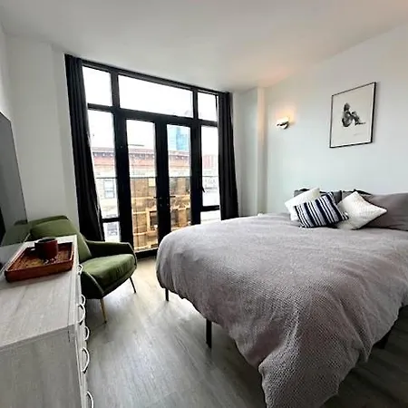 Huge Modern 2 Bedroom In Little Italy Apartment