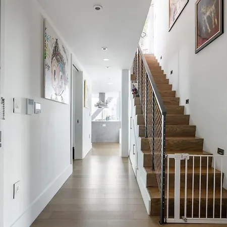 Apartment Travive Brand New Five Bedroom Penthouse *