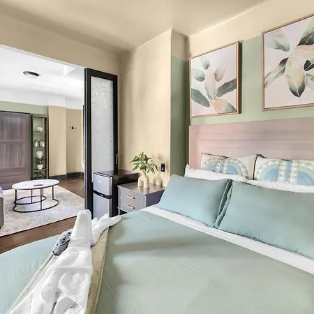 Cozy 2br With Gym And Walk To Times Square Apartment