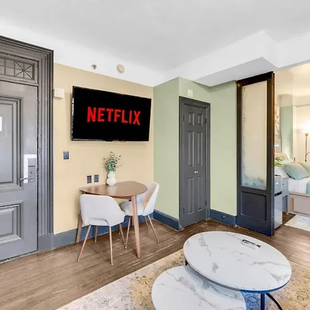 Cozy 2br With Gym And Walk To Times Square New York