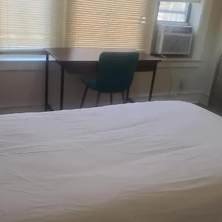 3 Bedrooms 2f New York