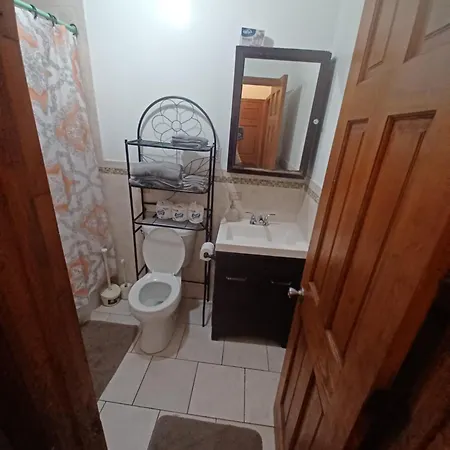 Apartment Spacious Bedroom For 2 With Private Backyard In A Share