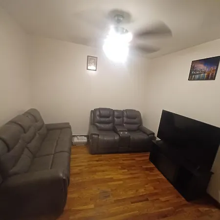 Spacious Bedroom For 2 With Private Backyard In A Share