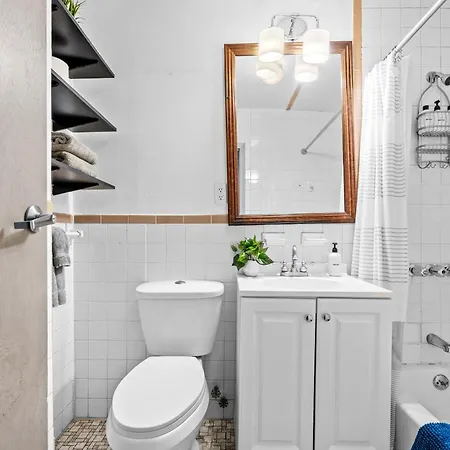 2br Walk To Restaurants & Time Square Apartment