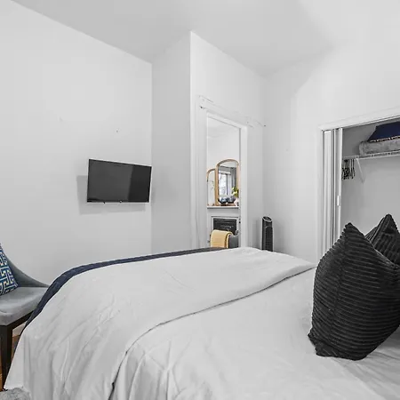 2br Walk To Restaurants & Time Square Apartment *