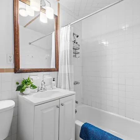 2br Walk To Restaurants & Time Square Apartment