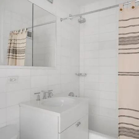 Midtown 1br W Gym Doorman Nr Grand Nyc-745 Apartment New York