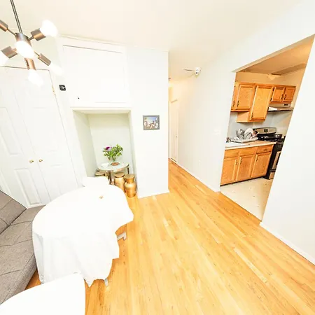 Central & Affordable Williamsburg Private Bedroom Close To Subway Homestay