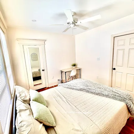 Modern - 3 Bedrooms, 2 Bathrooms *