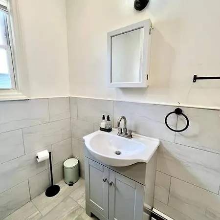 Modern - 3 Bedrooms, 2 Bathrooms Apartment