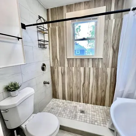 Modern - 3 Bedrooms, 2 Bathrooms *