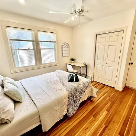 Modern - 3 Bedrooms, 2 Bathrooms Apartment