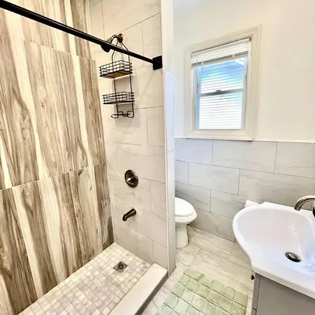 Modern - 3 Bedrooms, 2 Bathrooms Apartment *