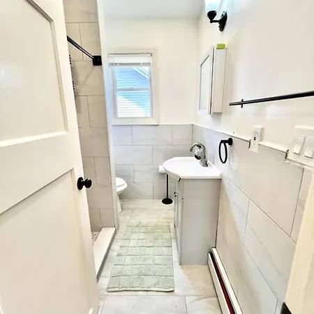 Modern - 3 Bedrooms, 2 Bathrooms