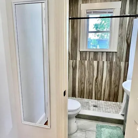 Modern - 3 Bedrooms, 2 Bathrooms Apartment
