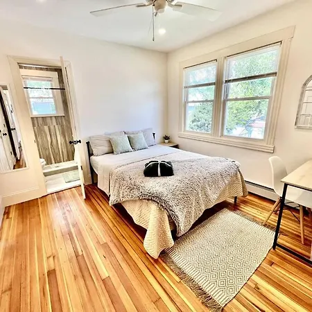Apartment Modern - 3 Bedrooms, 2 Bathrooms *