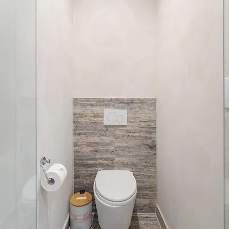 Luxurious Harlem With Modern Amenities, Outdoor Patio!