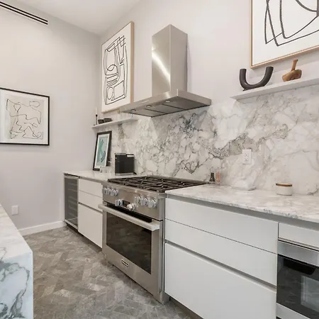 Apartment Luxurious Harlem With Modern Amenities, Outdoor Patio!