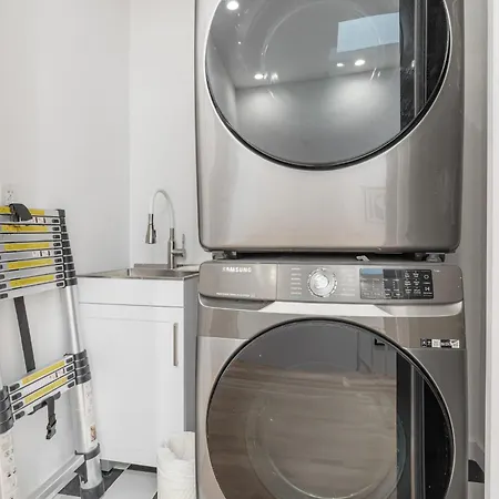 Luxurious Harlem With Modern Amenities, Outdoor Patio!