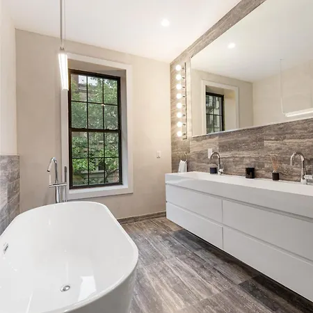 Apartment Luxurious Harlem With Modern Amenities, Outdoor Patio! *