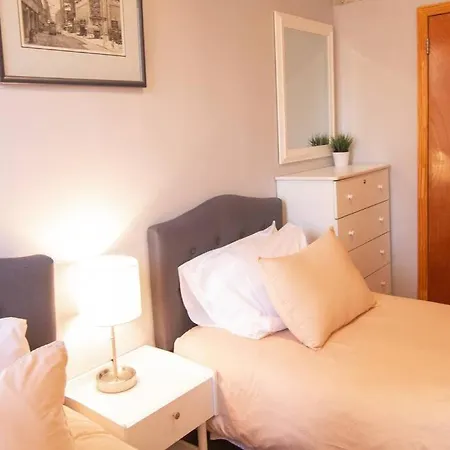 2 Bedroom With 3 Beds - Friends & Family Apartment *
