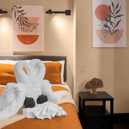 Stunning In Heart Of With Gym & Apartment *