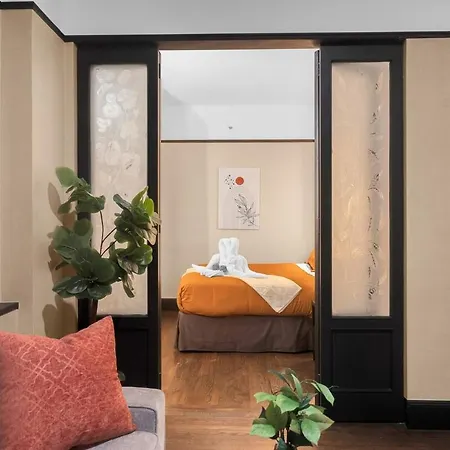 Stunning In Heart Of With Gym & Apartment *