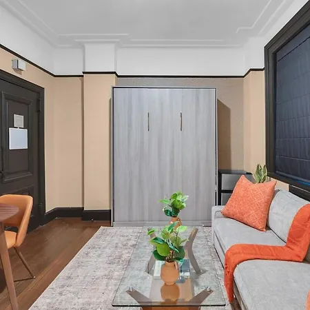 Apartment Stunning In Heart Of With Gym & New York
